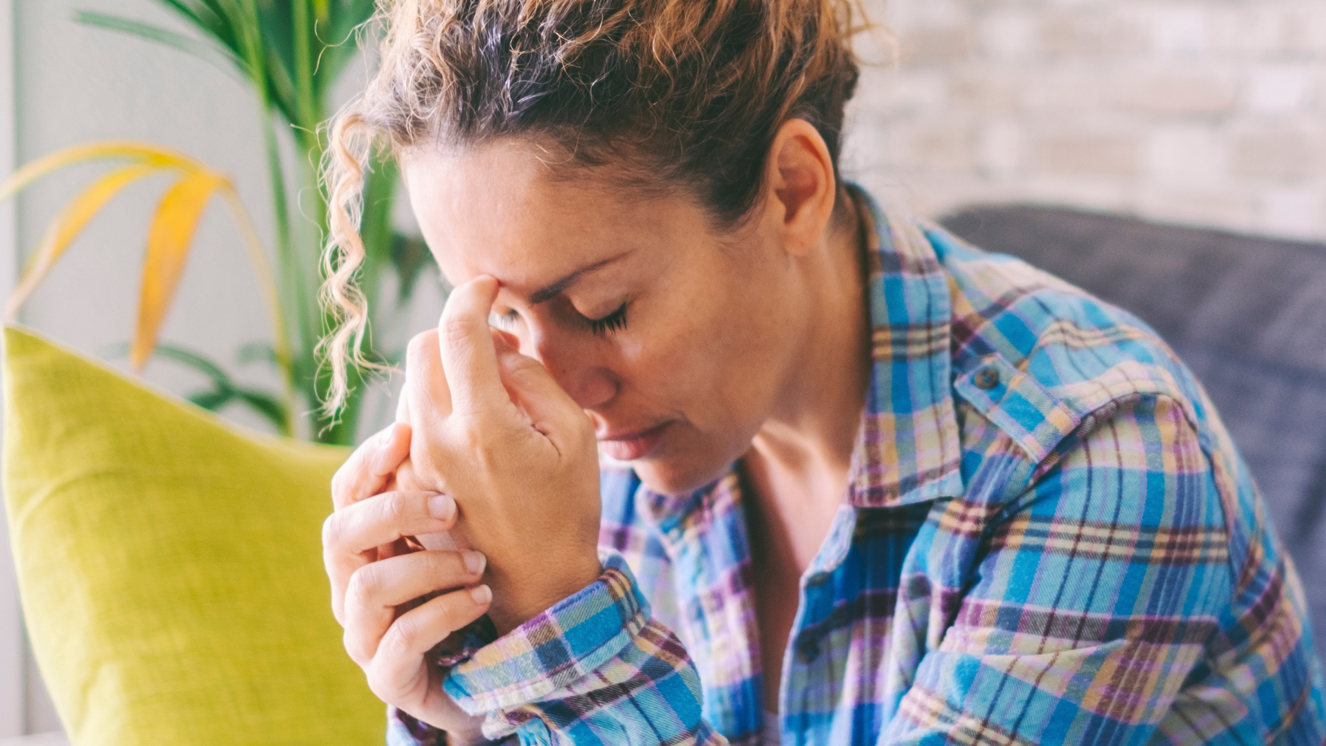 załamana kobieta z zamkniętymi oczami alicja wilkołazka psychoterapia łódź